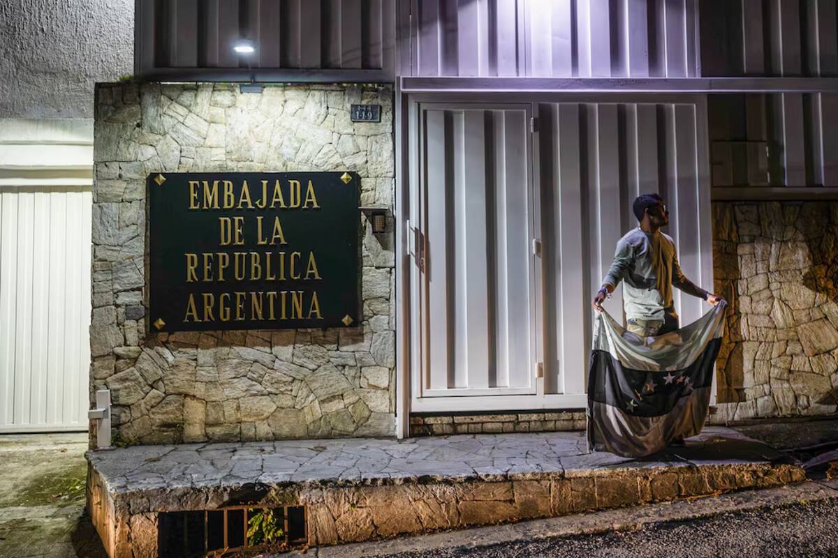 El personal de la embajada Argentina en Venezuela se retira del país