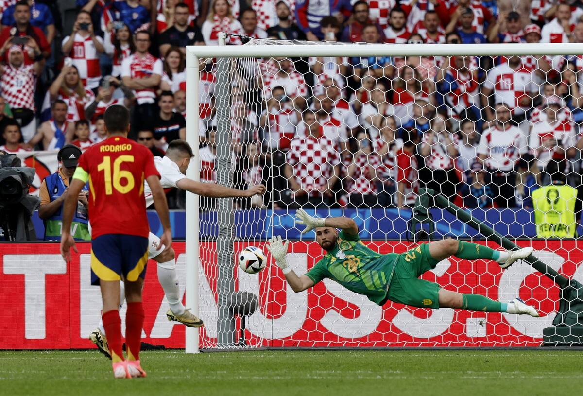 El portero Unai Simon de España salva un penalti durante el partido de la UEFA EURO 2024 del grupo B entre España y Croacia en Berlín, Alemania, 15 de junio de 2024. //EFE