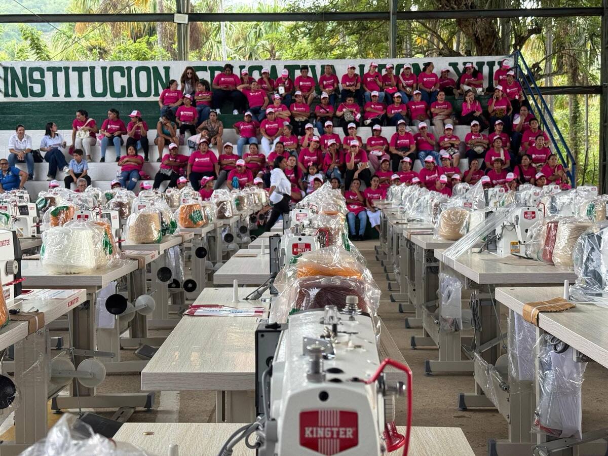 220 mujeres del municipio de San Jacinto, Bolívar, recibieron unidades productivas y capital semilla para potencializar sus negocios. // Foto: Cortesía.