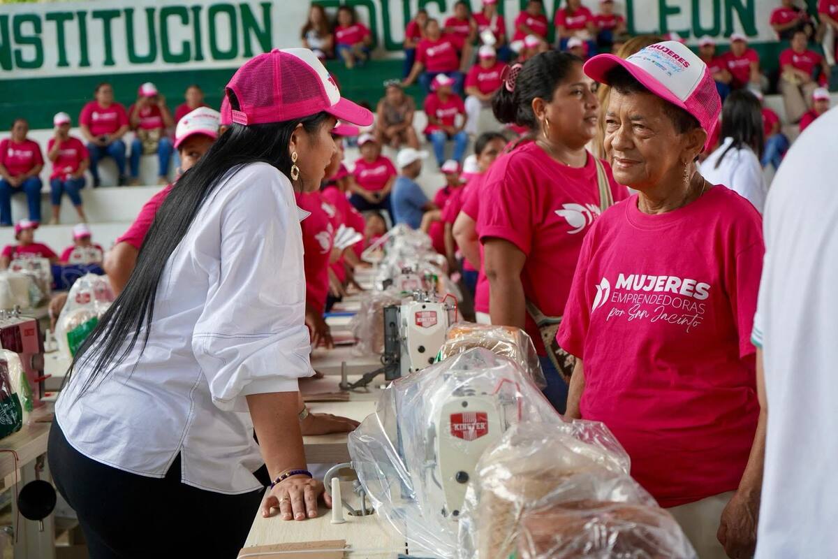 220 mujeres del municipio de San Jacinto, Bolívar, recibieron unidades productivas y capital semilla para potencializar sus negocios. // Foto: Cortesía.