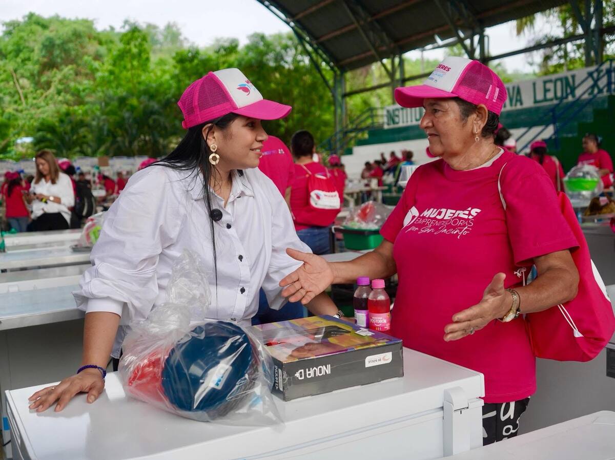 220 mujeres del municipio de San Jacinto, Bolívar, recibieron unidades productivas y capital semilla para potencializar sus negocios. // Foto: Cortesía.