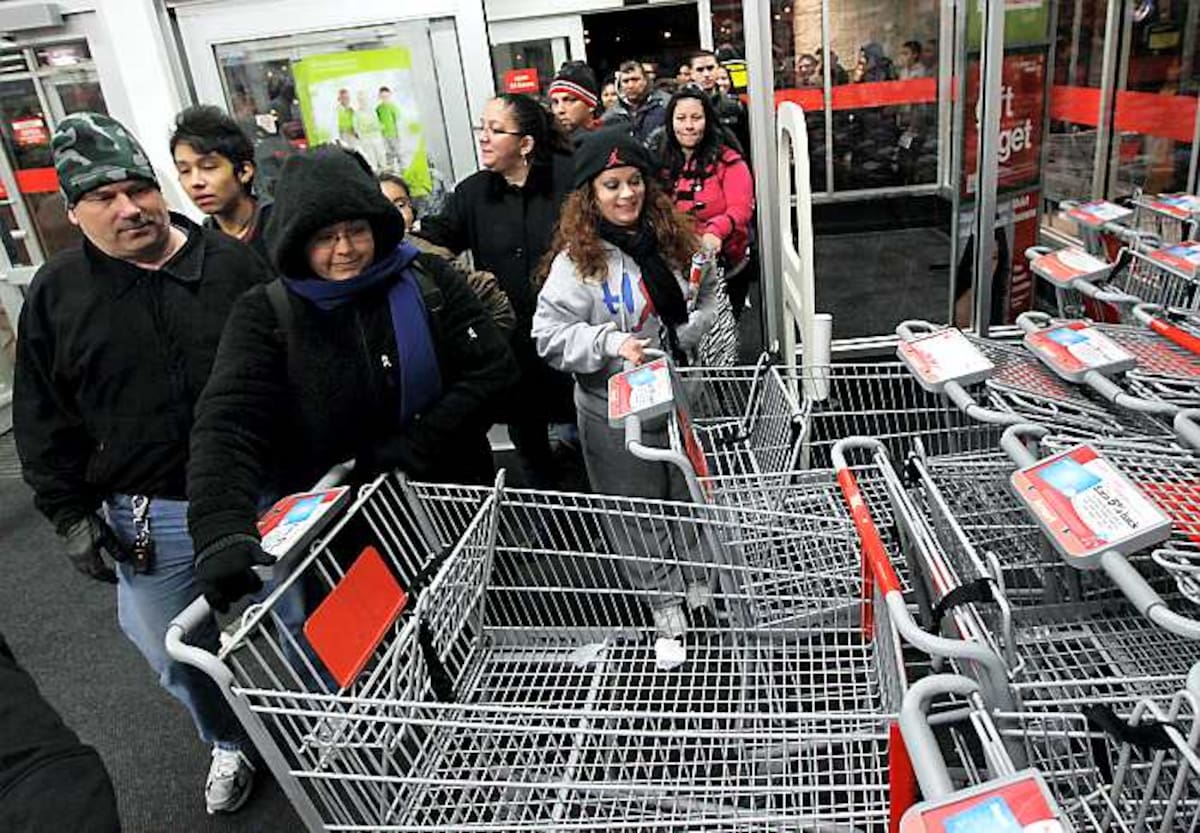 EEUU celebra hoy la jornada de Viernes Negro con descuentos hasta el 70% en todo. Congestión en grandes cadenas de almacenes. AP