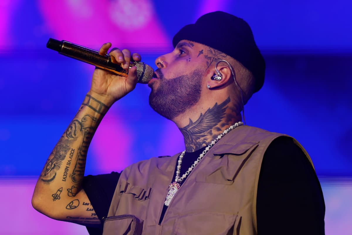 En video: Nicky Jam se subió a TransMilenio y cantó en vivo en Bogotá