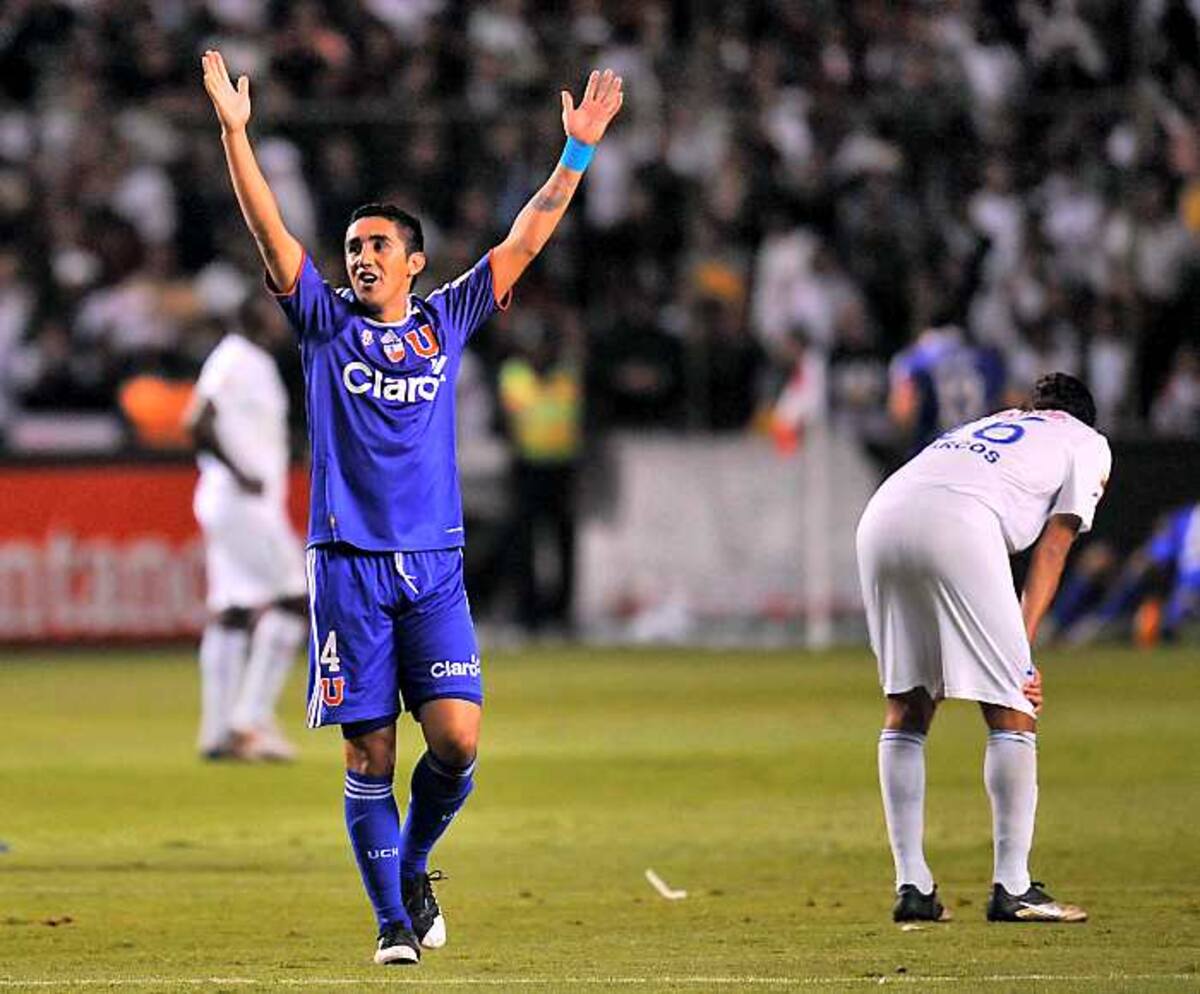 La Universidad de Chile derrotó por 1-0 a Liga de Quito en el partido de ida que jugaron este jueves en la capital ecuatoriana por la final de la Copa Sudamericana 2011. AFP RODRIGO BUENDIA