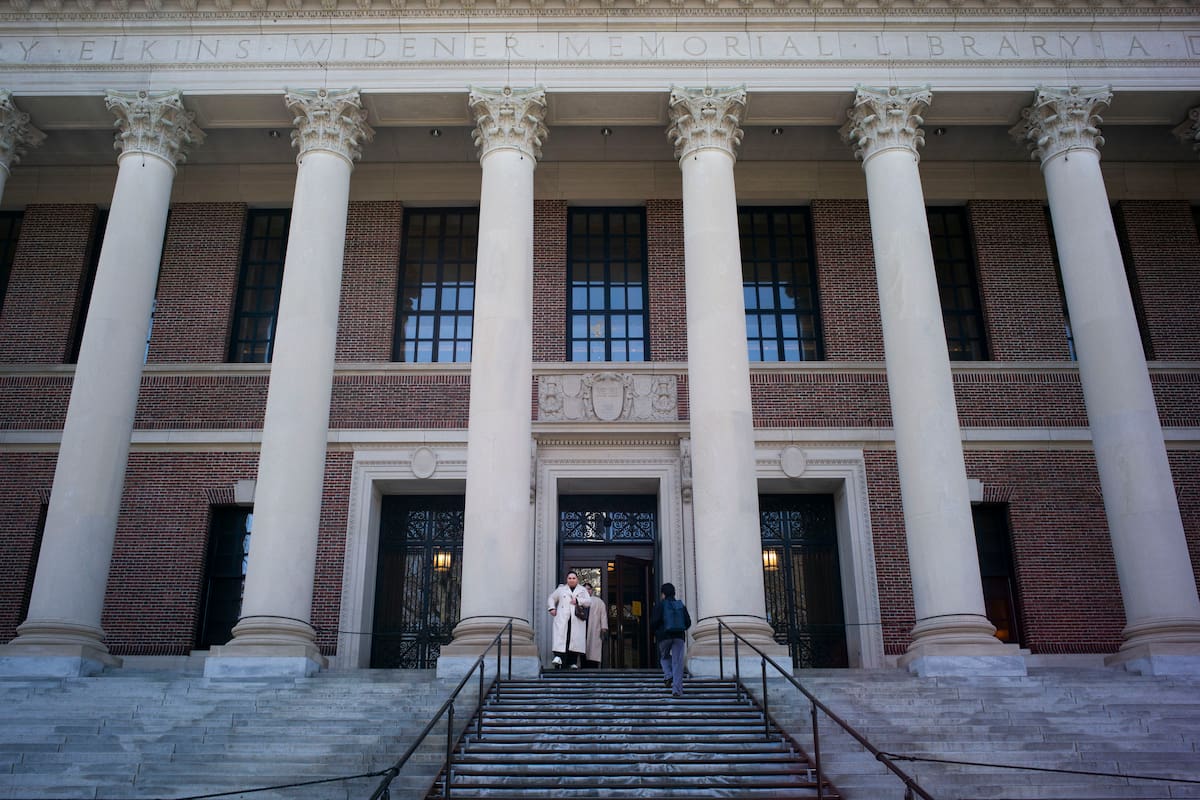 Harvard reta en la Corte a Trump por veto de visas a estudiantes extranjeros