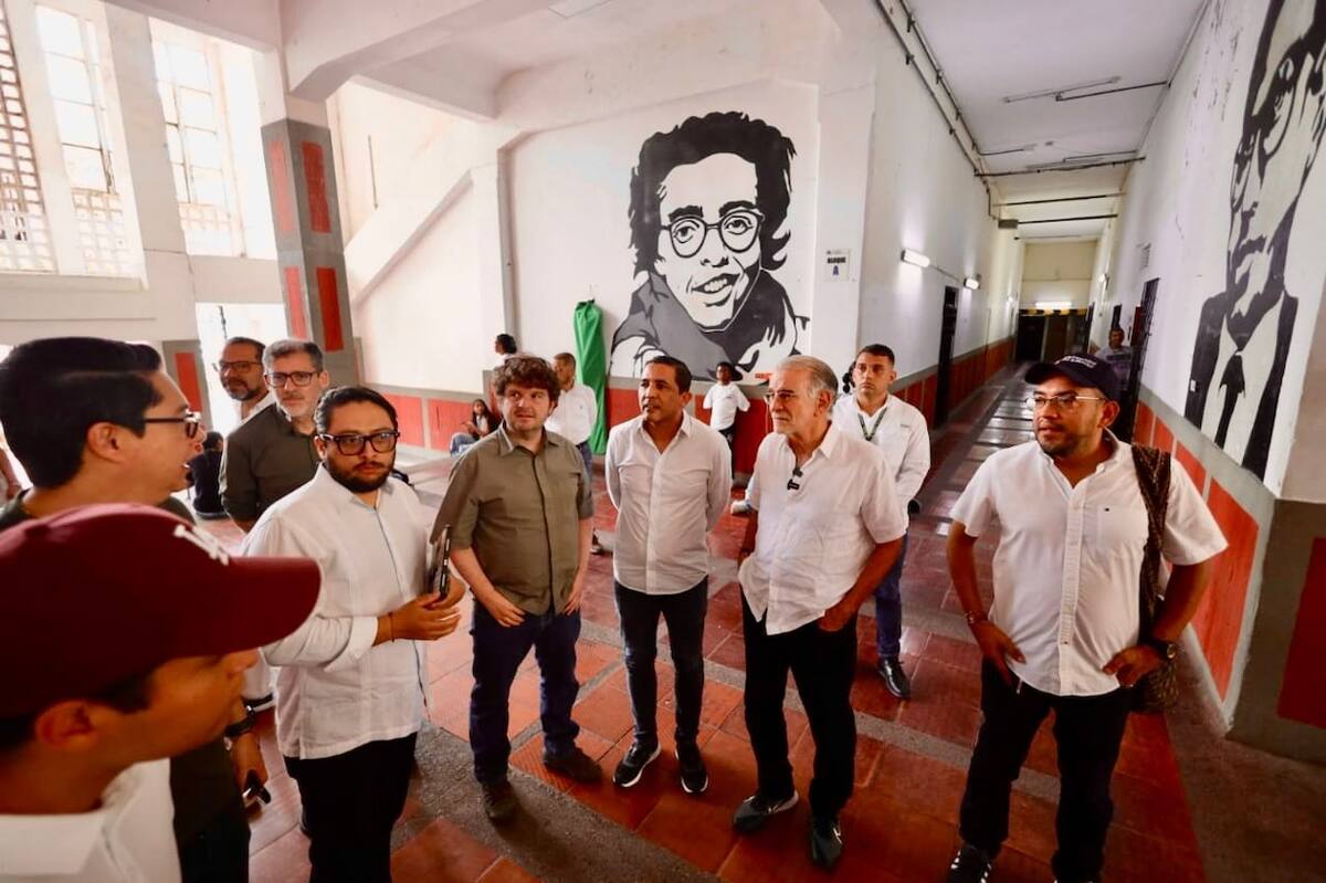 El viceministro de Educación Superior, Ricardo Moreno, el gobernador del Atlántico, Eduardo Verano, y el senador Pedro Flórez, en la Universidad del Atlántico en la sede centro.