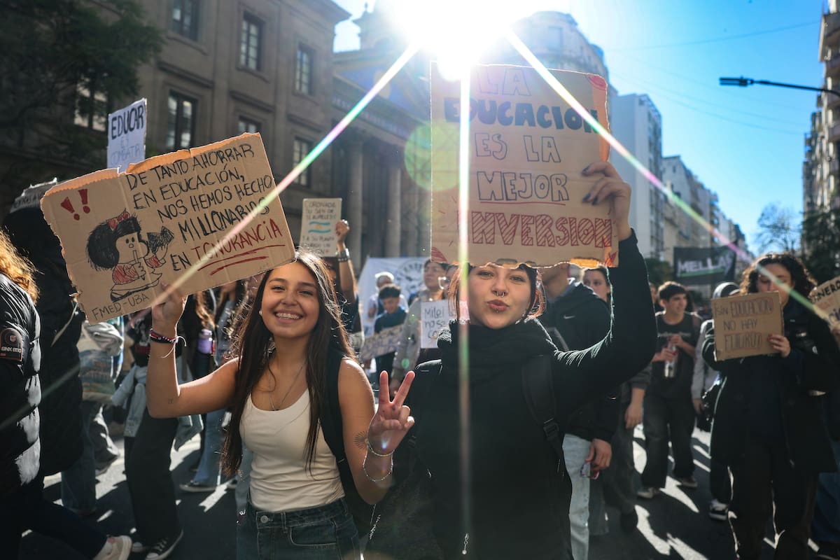 Personas participan en la 'Marcha Federal Universitaria' en reclamo de mayores fondos para las casas de altos estudios, este martes, en Buenos Aires (Argentina). EFE/ Juan Ignacio Roncoroni.