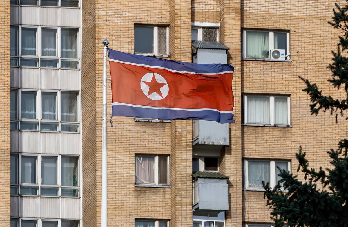 Bandera nacional de la República Popular Democrática de Corea (RPDC) que ondea en el edificio de la embajada en Moscú, Rusia. //EFE