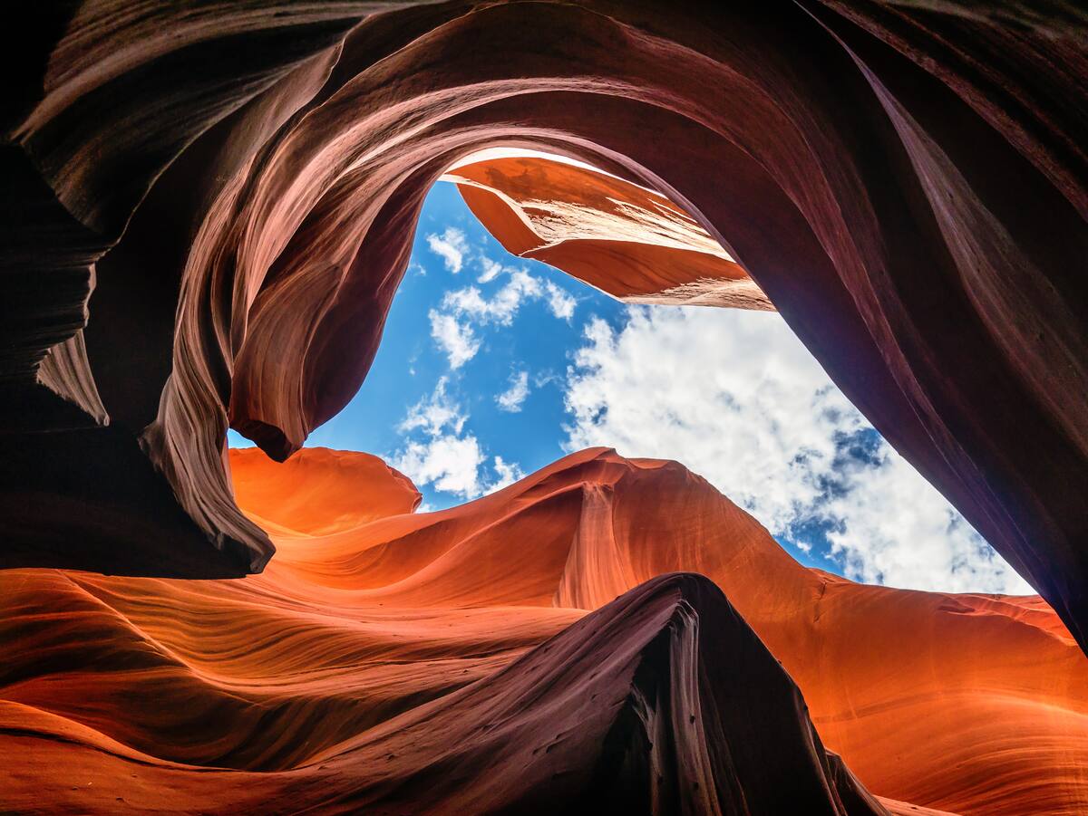 el Upper Antelope Canyon es un cañón de ranura formado por la erosión del agua a lo largo de miles de años // Freepik.
