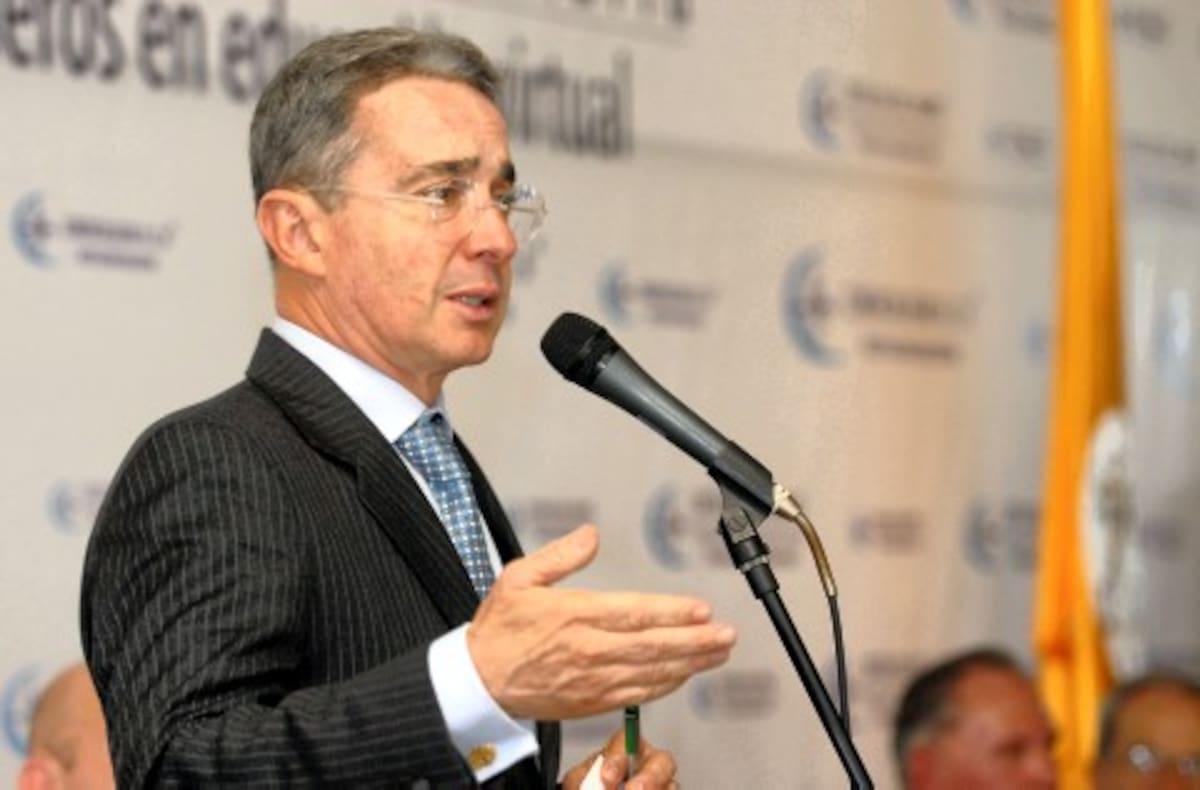 Álvaro Uribe, politico colombiano.