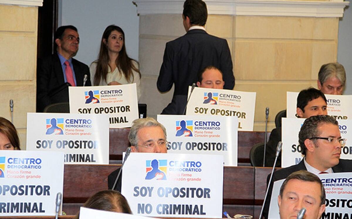 Los miembros del Centro Democrático reclaman porque la mesa directiva del Senado que les prohibió salir del país. COLPRENSA