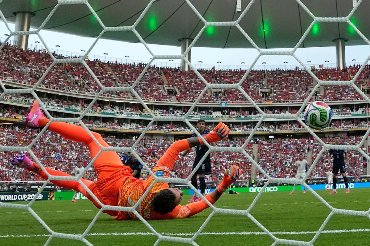 El arquero uruguayo Fernando Muslera no logra controlar el remate a gol del español Alex Baena en el partido por el Grupo H del Mundial. //Foto, AP: Natacha Pisarenko