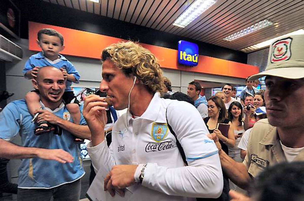 Diego Forlán, delantero uruguayo a su llegada hoy a Asunción. AFP