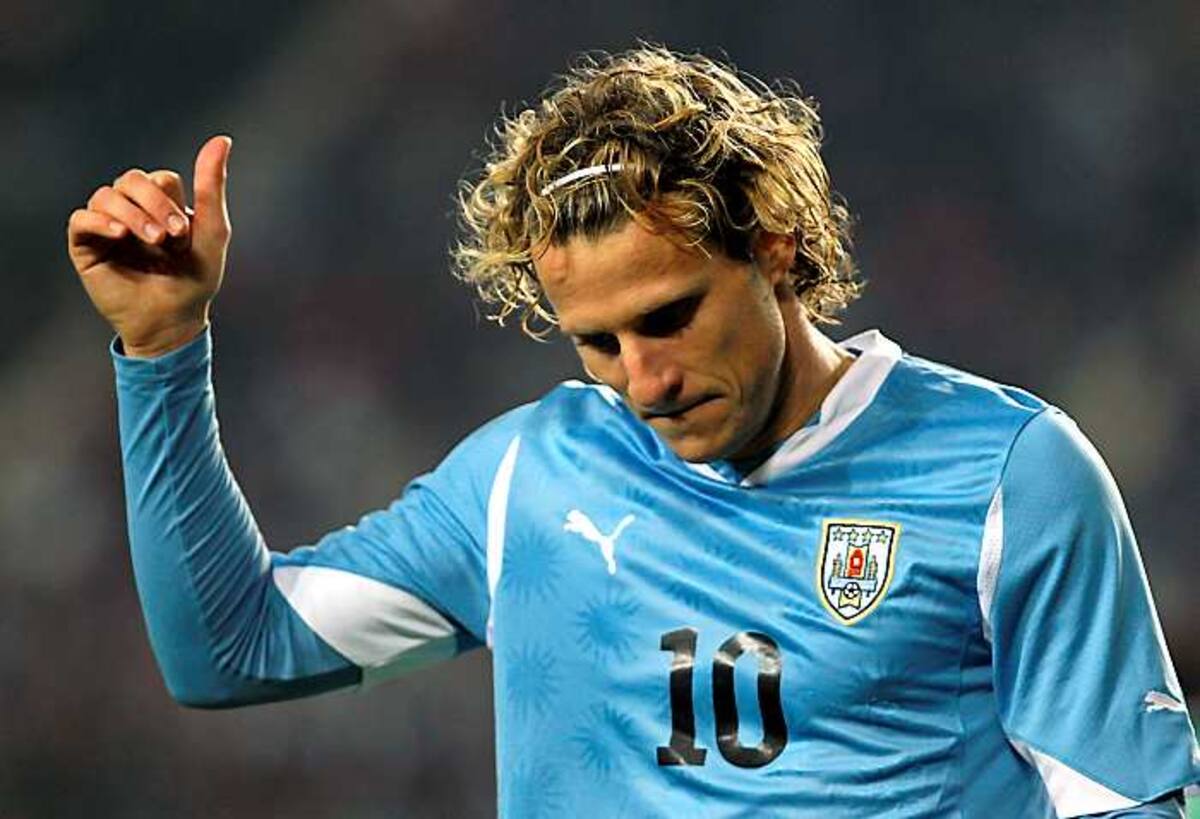 El uruguayo Diego Forlán, declarado el mejor jugador del Mundial de Sudáfrica 2010 es uno de los candidatos.