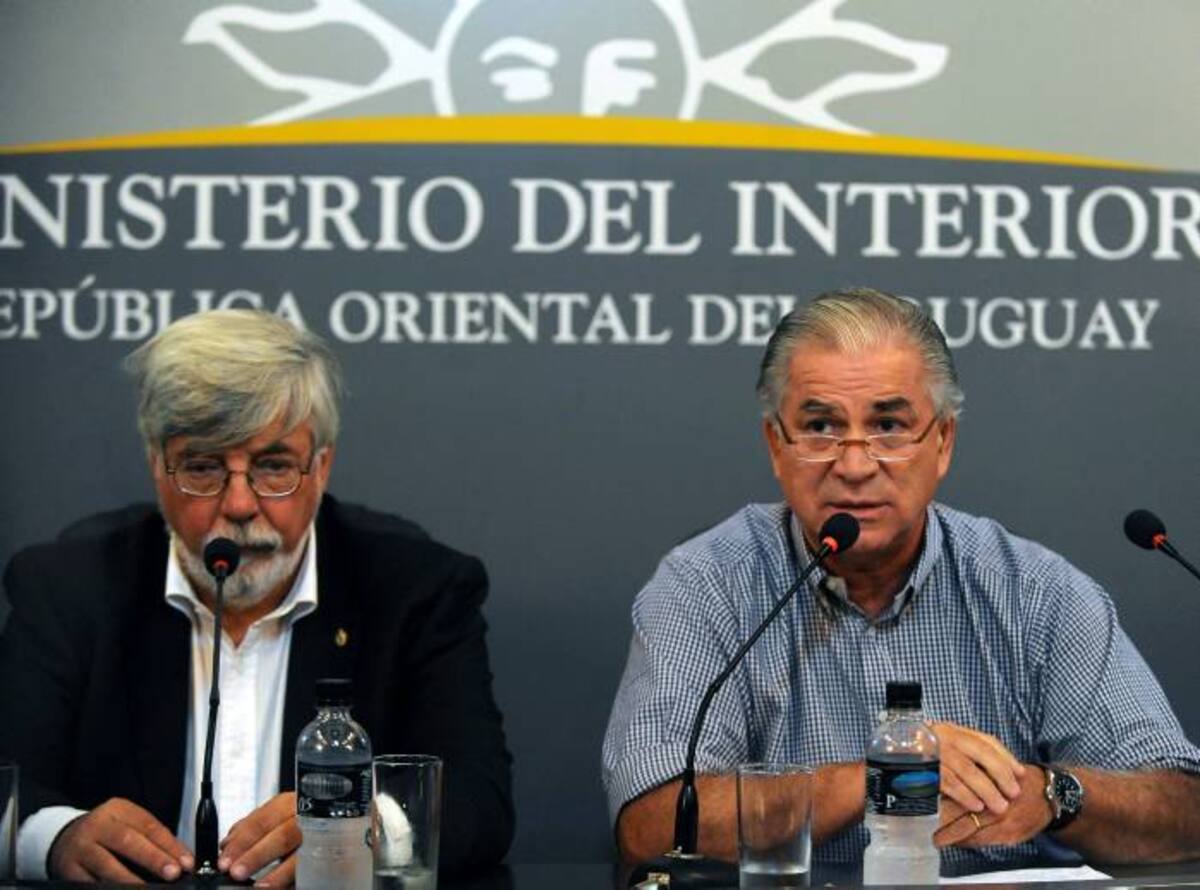 Eduardo Bonomi, ministro del Interior uruguayo junto al ministro de Salud Pública Jorge Venegas. AFP MIGUEL ROJO