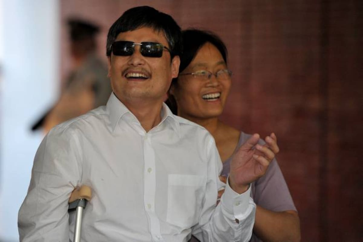 El disidente chino Chen Guangcheng junto a su esposa Yuan Weijing. AFP MLADEN ANTONOV