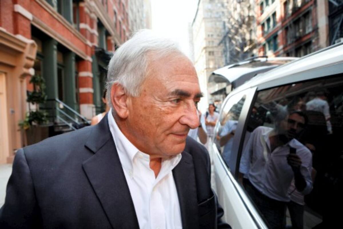 Dominique Strauss-Kahn se despide de empleados del FMI. AFP