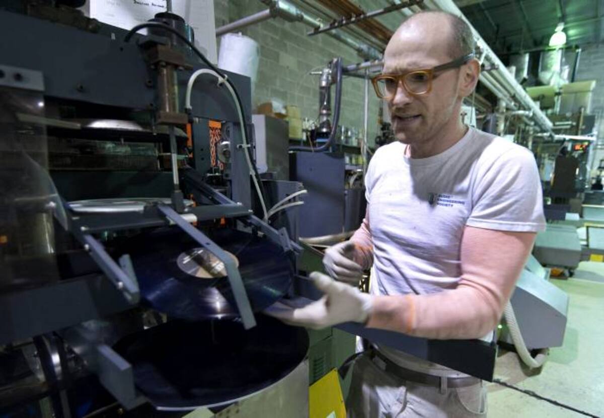 Unos 2.000 establecimientos continúan abiertos y el número se ha mantenido relativamente estable en los últimos años el distribuidor mayorista más grande de CD, DVD y discos de vinilo. Thomas Bernich comprueba cómo salen los discos de una de sus máquinas de impresión en vinilo 17 de enero 2012 en Nueva York. FOTOS DON EMMERT -AFP