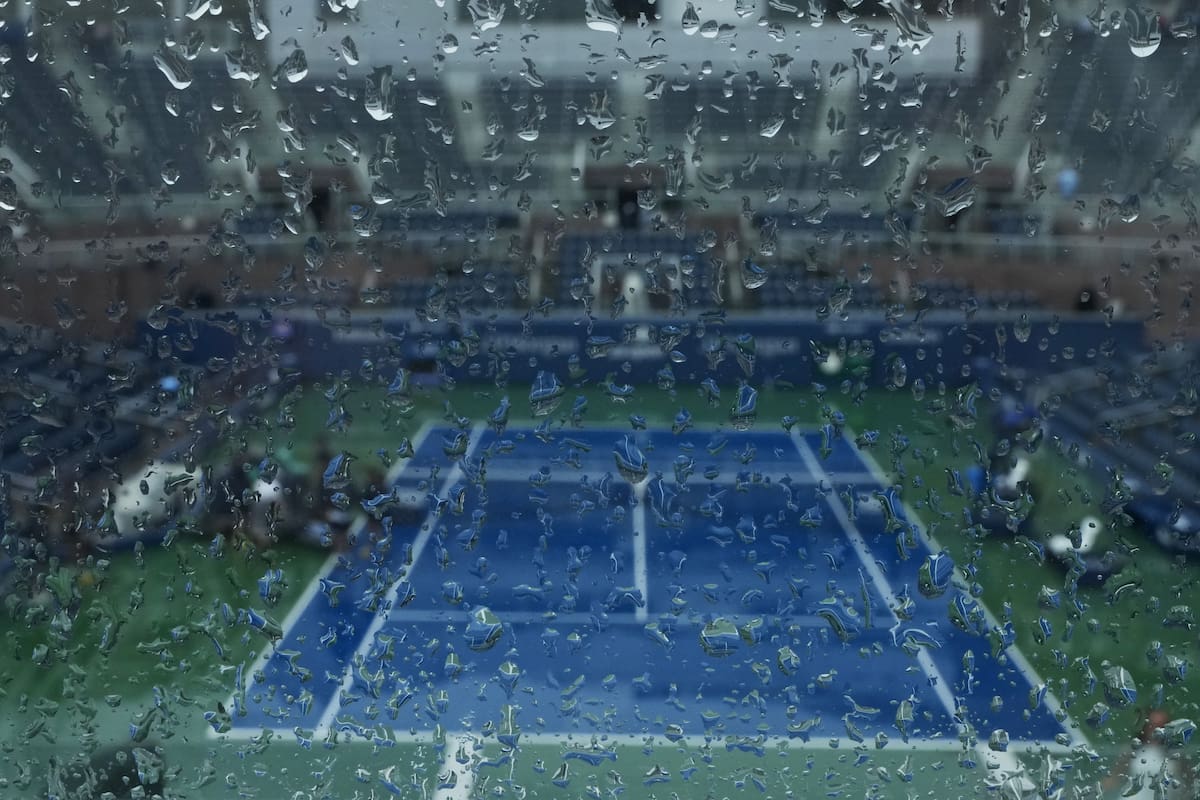 El estadio Grandstand permanece vacío durante una interrupción por lluvia en el torneo de tenis Abierto de Estados Unidos. //Foto, AP: Kirsty Wigglesworth