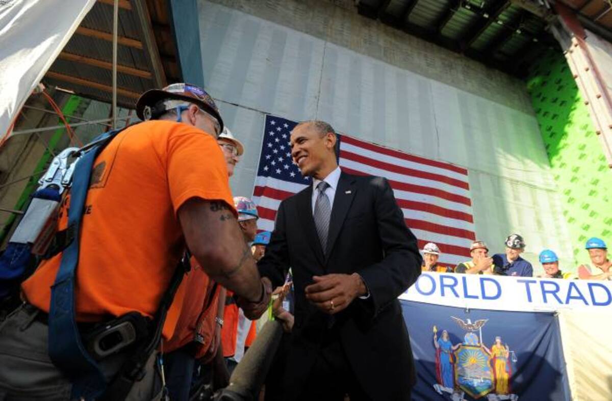 Obama dijo a aproximadamente 50 trabajadores del One World Trade Center, que el edificio era una “estructura increíble” y que representaba el espíritu estadounidense. AFP JEWEL SAMAD