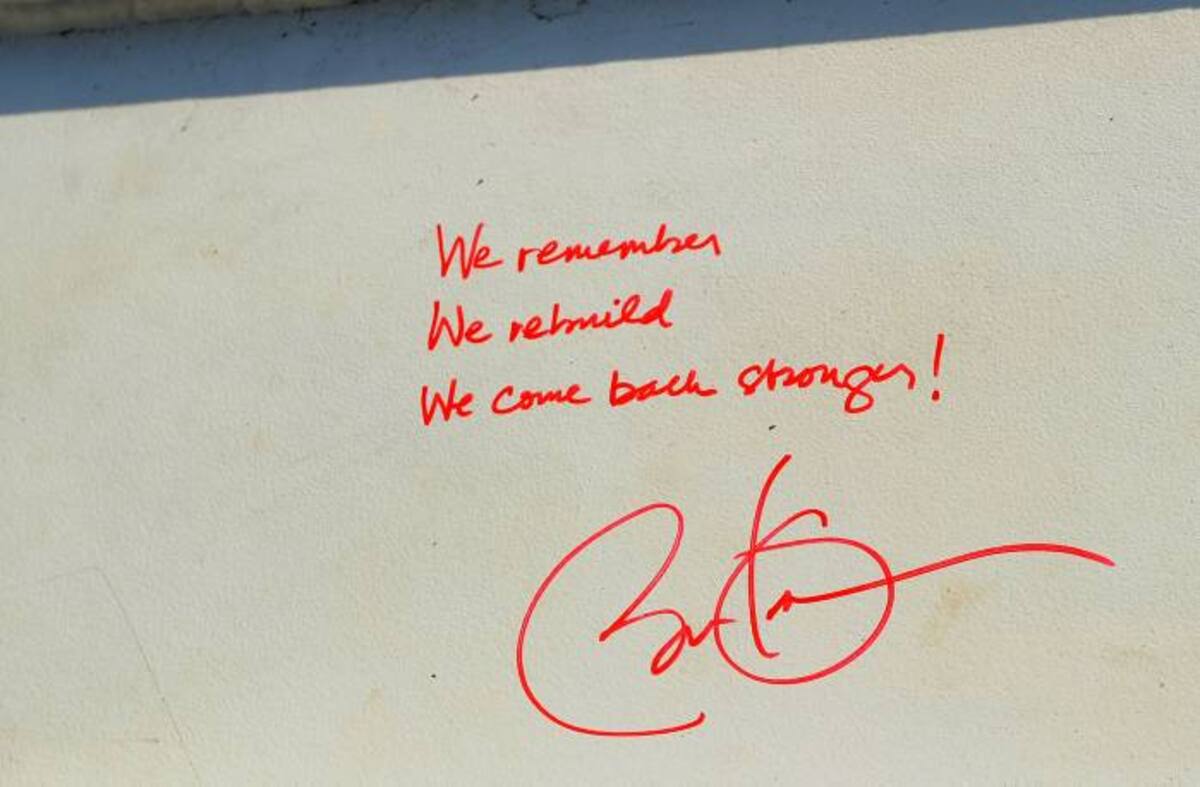 Obama gravó en una de las vigas del One World Trade Center, “íRecordamos, reconstruimos, volvemos más fuertes!”, seguido de su firma. AFP JEWEL SAMAD