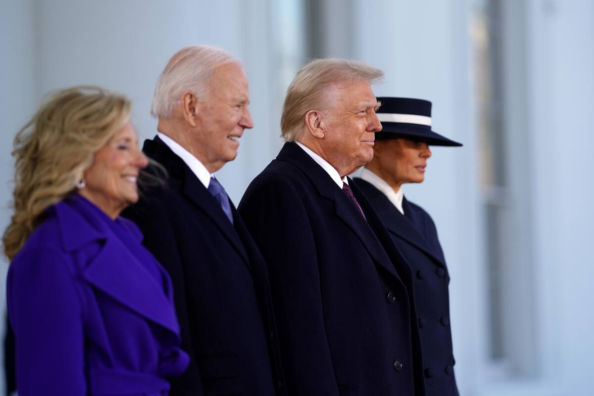 El presidente de Estados Unidos, Joe Biden (2-I) y la primera dama, la Dra. Jill Biden (I), saludan al presidente electo Donald Trump (2-D) y a Melania Trump (D) en la Casa Blanca. //EFE