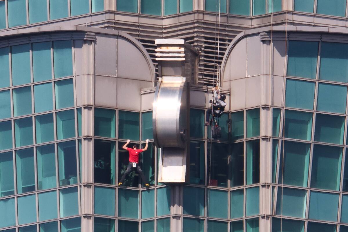 Honnold desafía un rascacielos de 508 metros sin ninguna protección