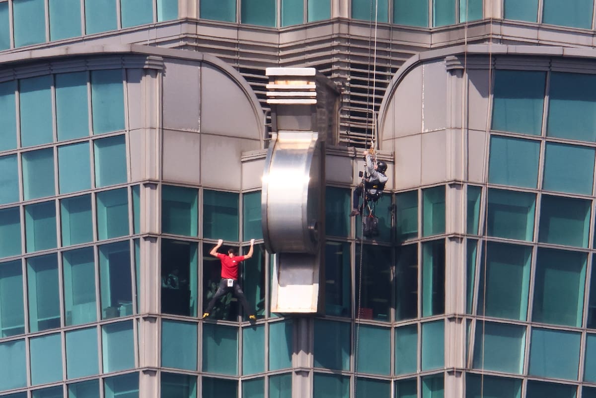 Sin cuerdas ni arnés: Alex Honnold hace historia al escalar con éxito el Taipei 101. // Foto: EFE/EPA/RITCHIE B. TONGO