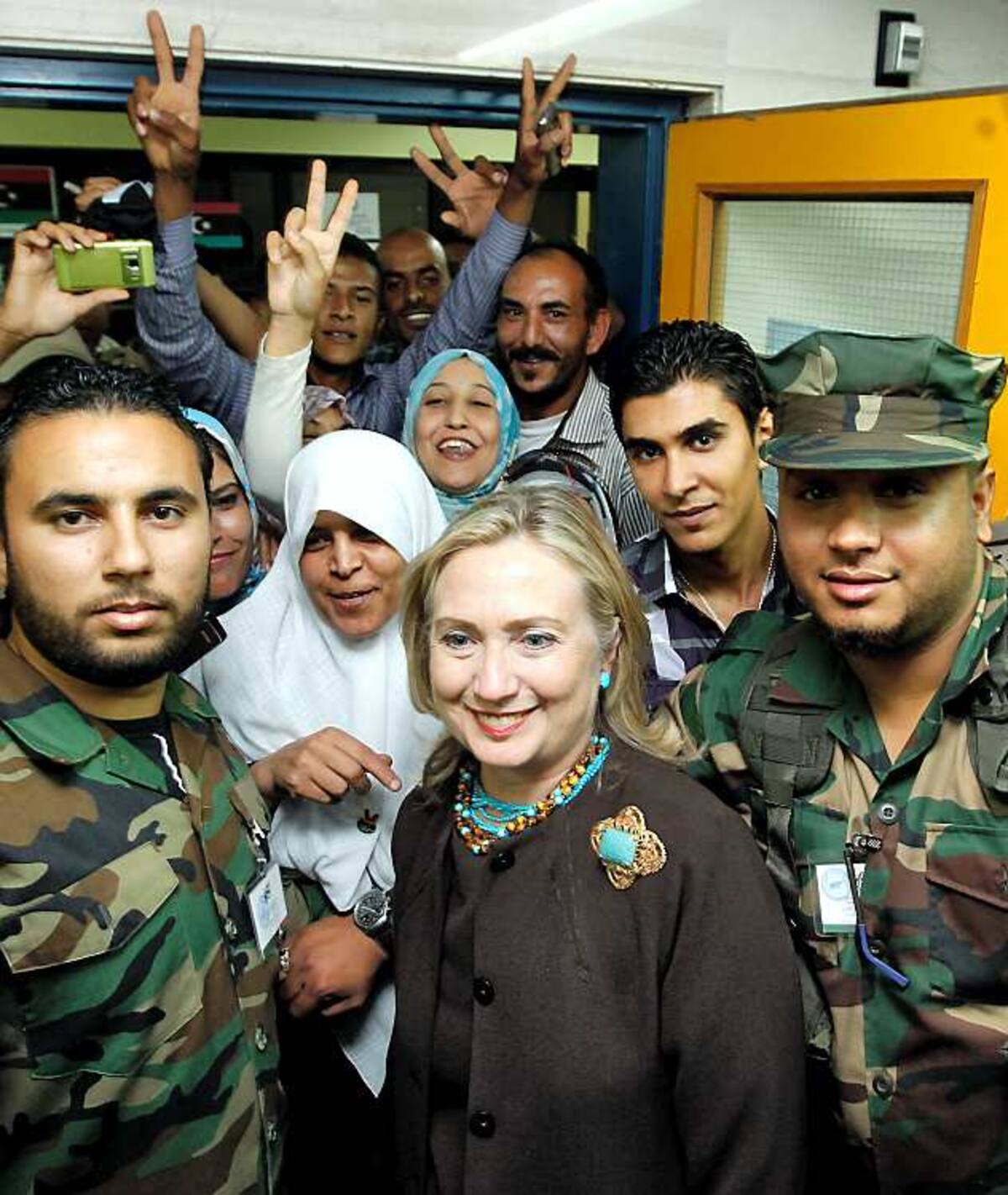 La secretaria de estado de EE.UU. Hillary Clinton, estuvo de visita en un hospital de Trípoli en Libia antes de partir hacia Omán AFP KEVIN LAMARQUE