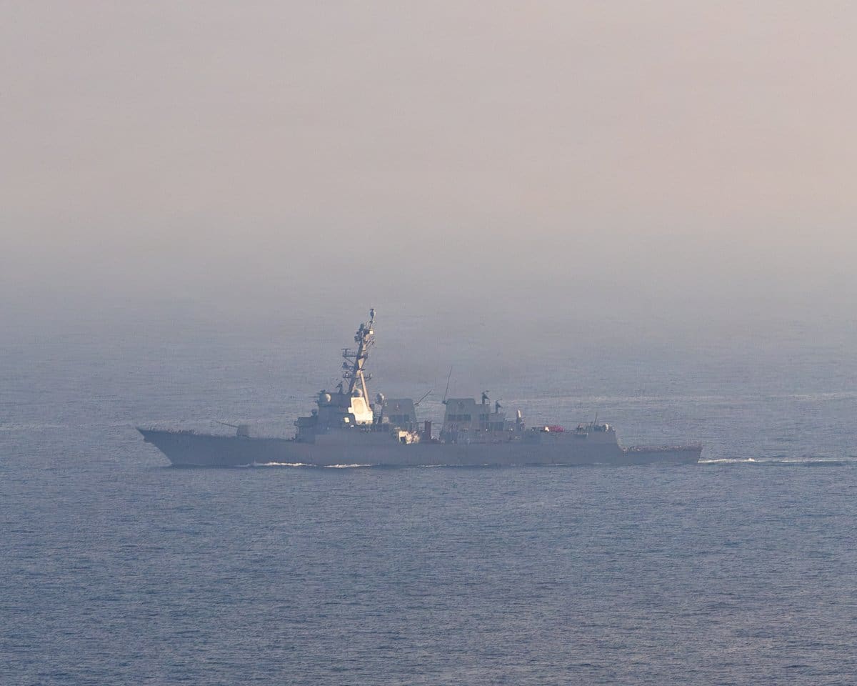 Destructor de misiles guiados USS Rafael Peralta (DDG 115), uno de los buques estadounidenses que realiza bloqueo naval contra barcos de bandera iraní. // Foto: tomada de X @CENTCOM.