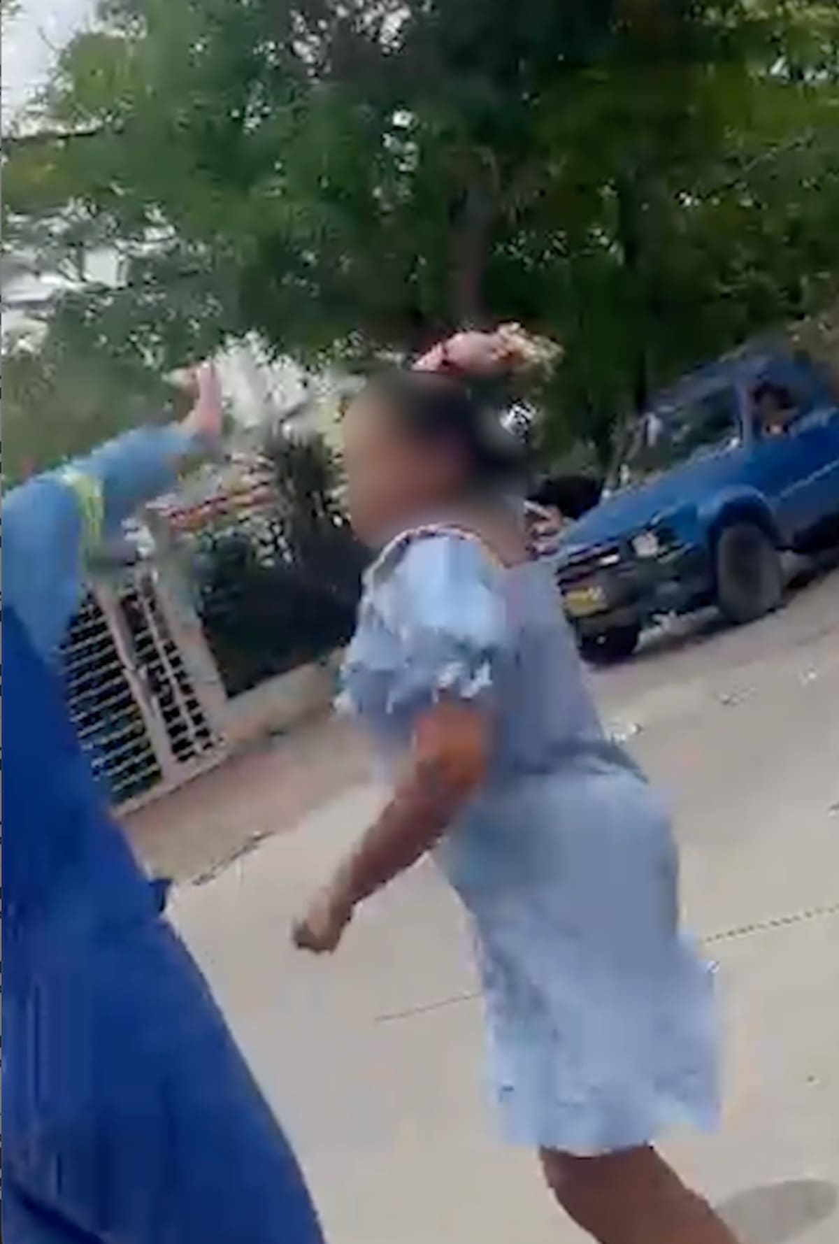 Una usuaria amenaza con una piedra a un operario de Air-e que estaba haciendo inspección del consumo de energía en una vivienda en el norte de Barranquilla.//Captura de pantalla.