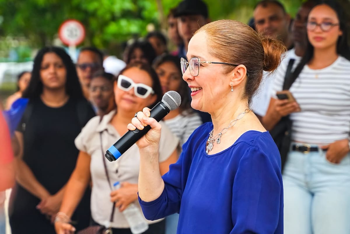 Alicia Bossi, rectora de la la Universidad Tecnológica de Bolívar (UTB), expresó su agradecimiento por la pavimentación de la calle de "los seis mil". // Foto: Cortesía - Gobernación de Bolívar.