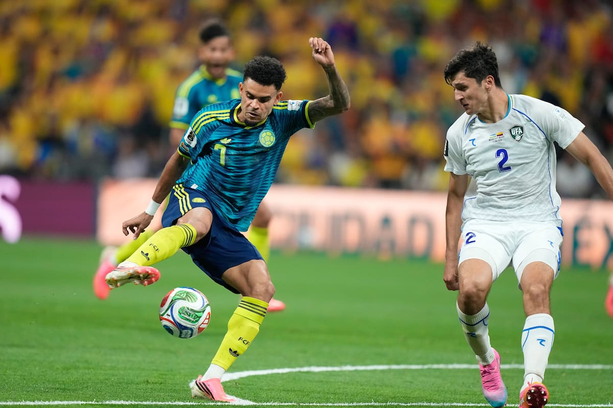 El uzbeko Abdukodir Khusanov (2) ya enfrentó a Colombia en el debut mundialista en México, Estados Unidos y Canadá 2026. Foto, AP: Fernando Llano)