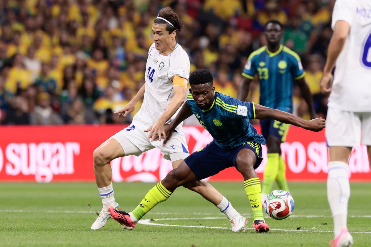 Eldor Shomurodov de Uzbekistán, disputa un balón con Davinson Sánchez, de Colombia en un partido del grupo K del Mundial. Foto, EFE: José Méndez
