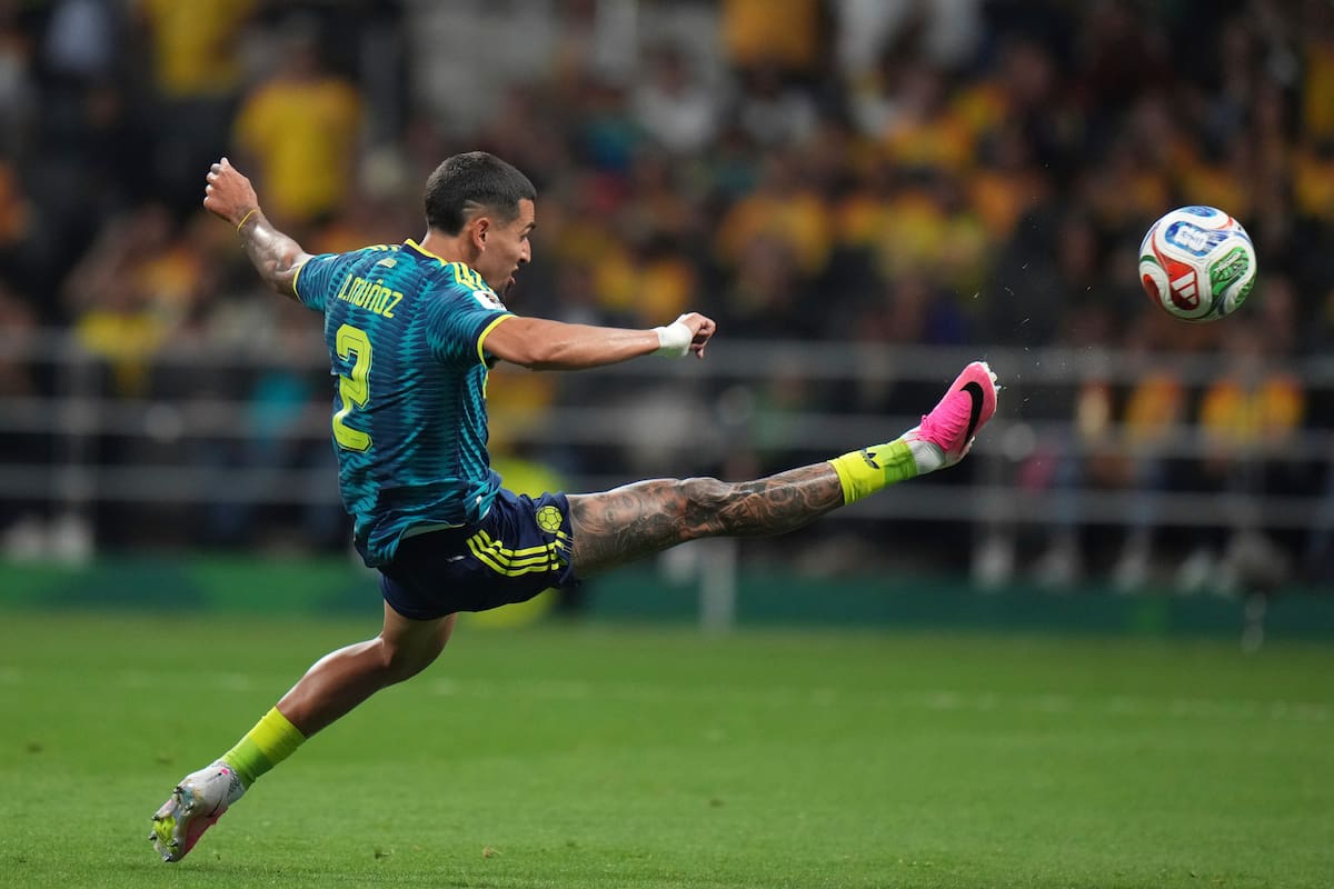 La pirueta de Daniel Muñoz para convertir su gol ante Uzbekistán en el Mundial. //Foto, AP: Eduardo Verdugo