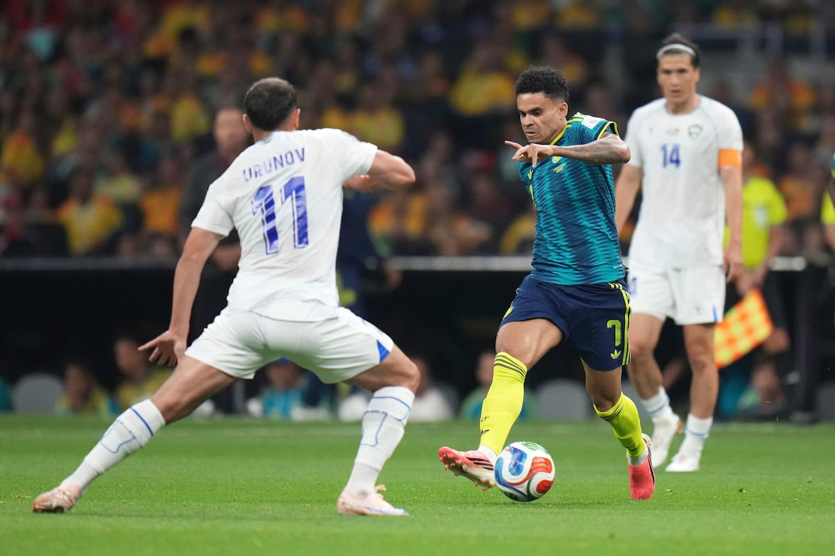 Luis Díaz ha intentado desbordar por banda, pero se ha encontrado con fuertes escalonamientos uzbekos. //Foto, AP: Eduardo Verdugo