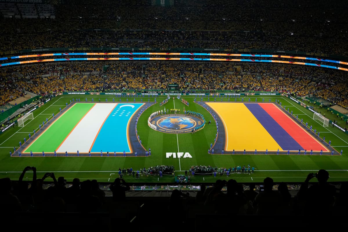 Los equipos de Uzbekistán y Colombia se alinean en el campo para los himnos nacionales durante la presentación de los equipos antes del partido de fútbol del Grupo K de la Copa Mundial. //Foto, AP: Silvia Izquierdo