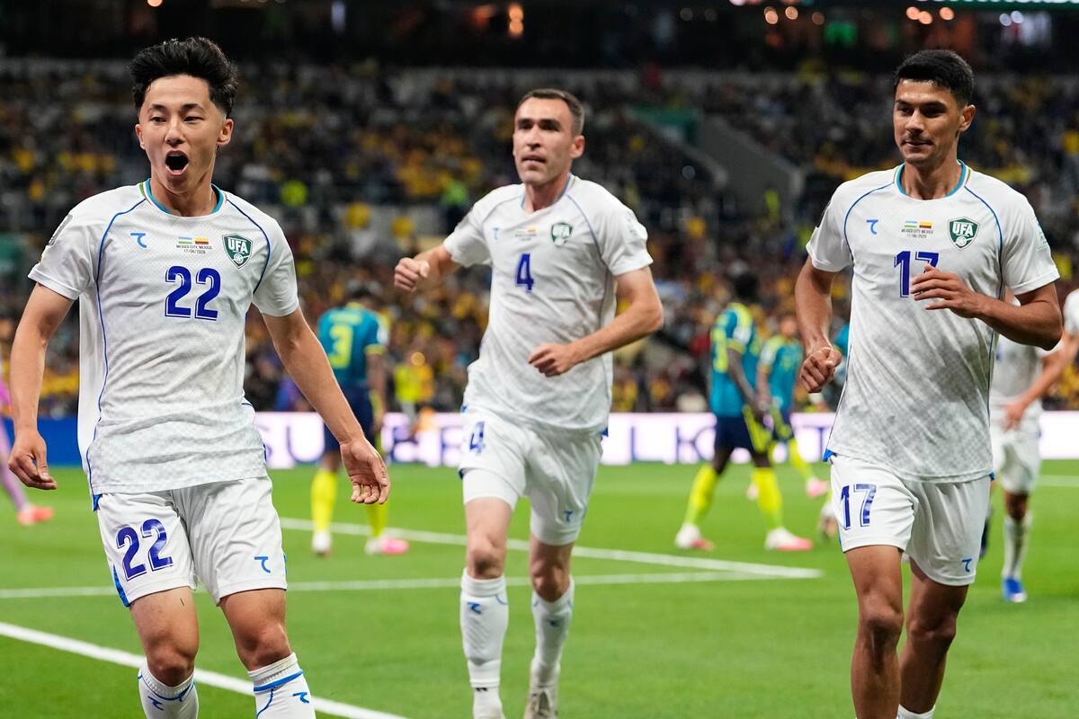 Abbosbek Fayzullaev, de Uzbekistán (I), celebra tras marcar el primer gol de su equipo durante el partido de fútbol del Grupo K de la Copa del Mundo entre Uzbekistán y Colombia. //Foto, AP: Natacha Pisarenko