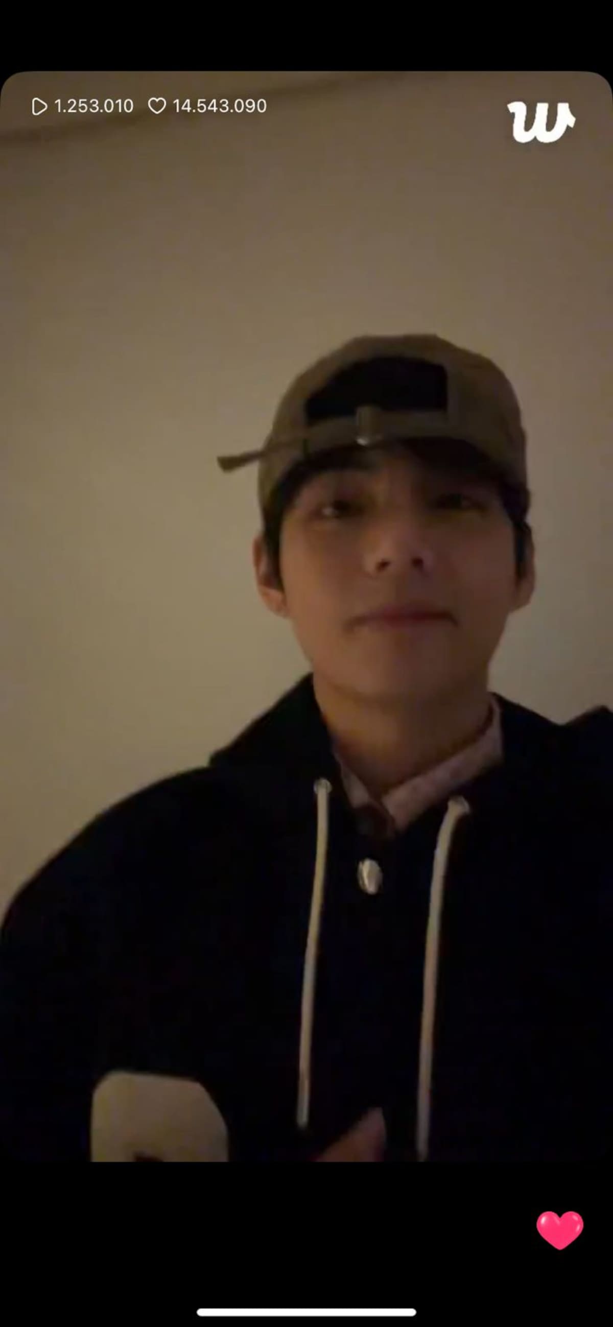 Captura de pantalla del Live de V de BTS con el que saludo y agradeció a Army en su cumpleaños.