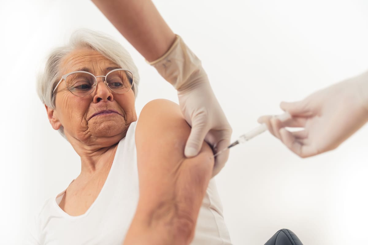 Vacunación en adultos mayores: estas son la enfermedades que previene