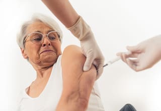 Vacunación en adultos mayores: estas son la enfermedades que previene