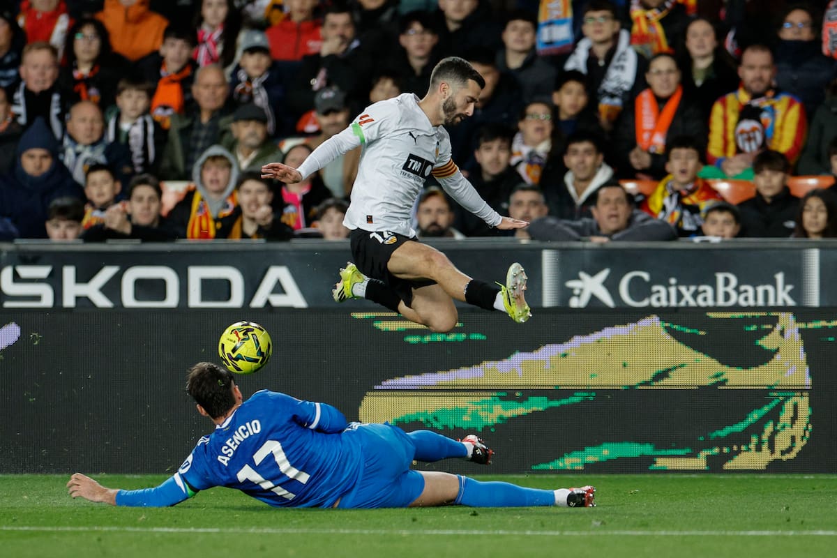 Valencia tuvo chances para herir a Real Madrid, pero no las supo aprovechar. //Foto, EFE: Kai Forsterling