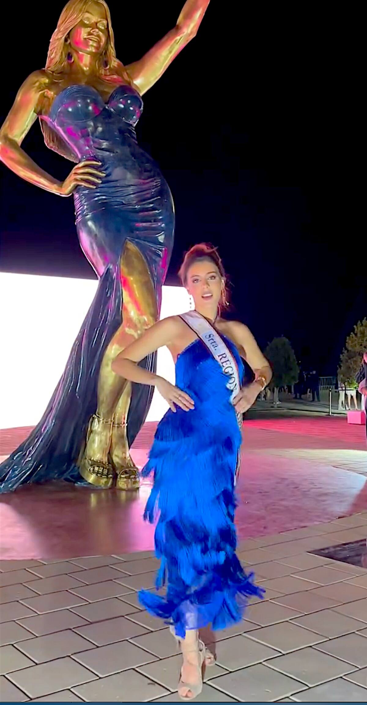Valeria Lafaurie Santodomingo, Señorita Región Caribe 2025-2026, al lado de la efigie de Sofía Vergara en el Gran Malecón del Rio.//Cortesía.