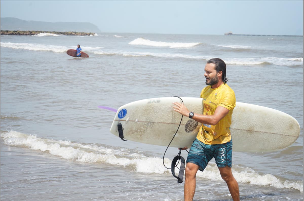 Nicolás Ayala, ganó oro en la modalidad de Longboard en la Válida Nacional de Surf que se llevo a cabo en las playas de Puerto Colombia.//Cortesía.