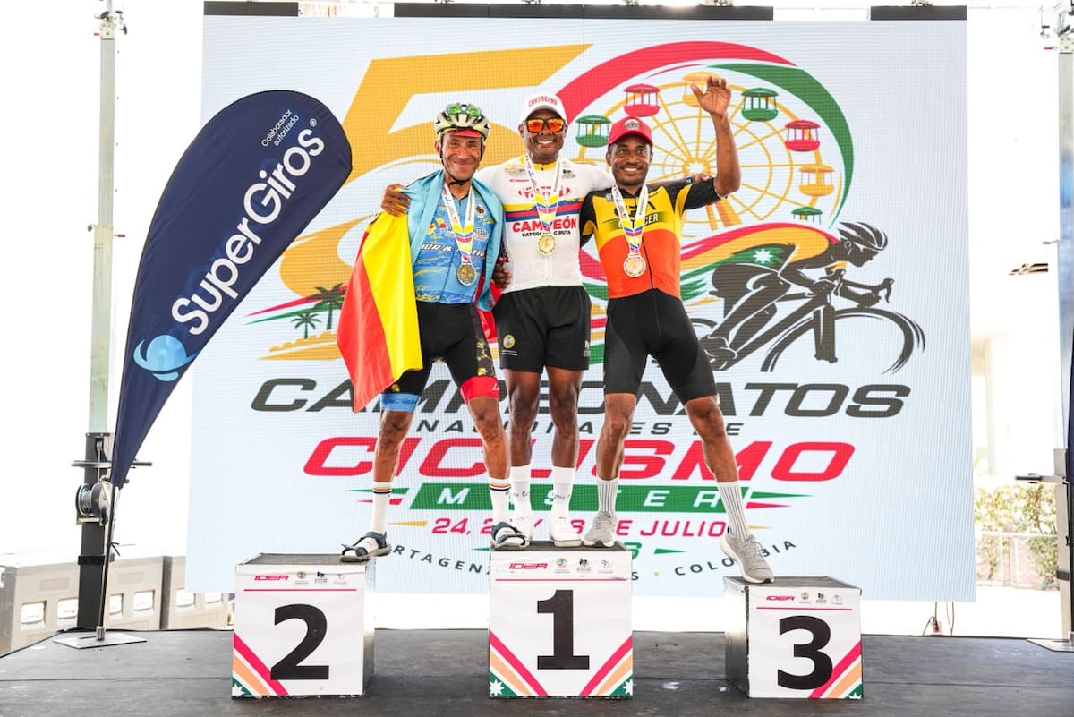 Alejandro Meza (centro) también fue campeón en su categoría. //Cortesía Ider