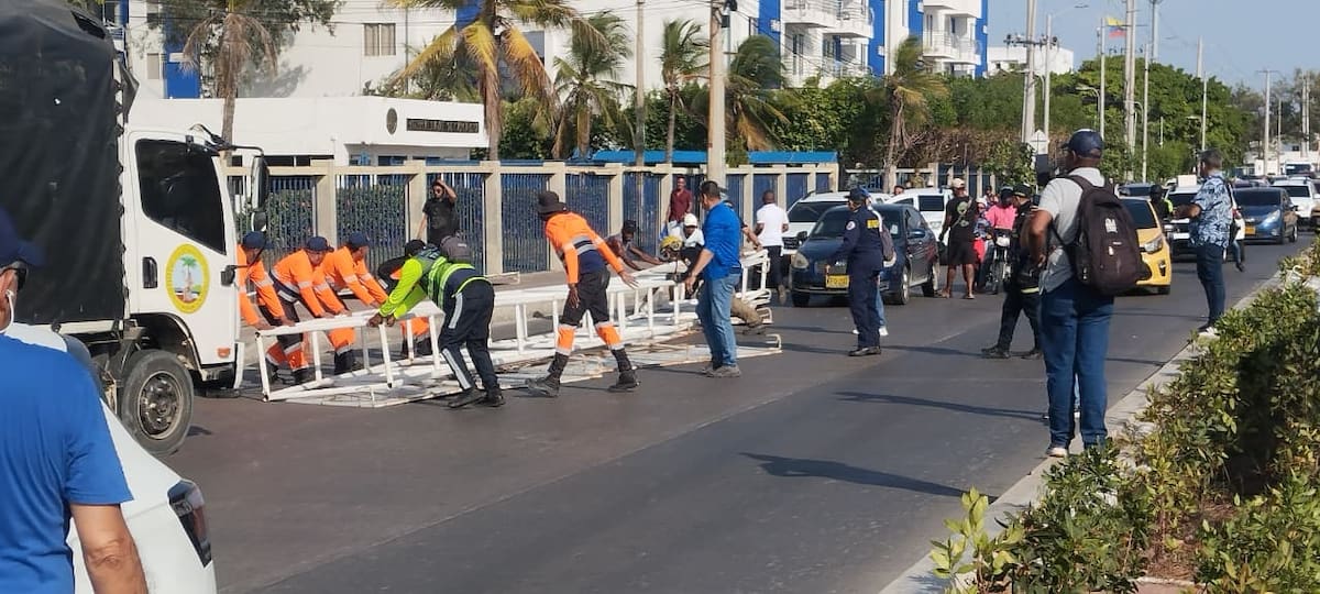 Las autoridades ya retiraron la estructura metálica de la Avenida San Martín. // Foto: Oscar Díaz - El Universal.