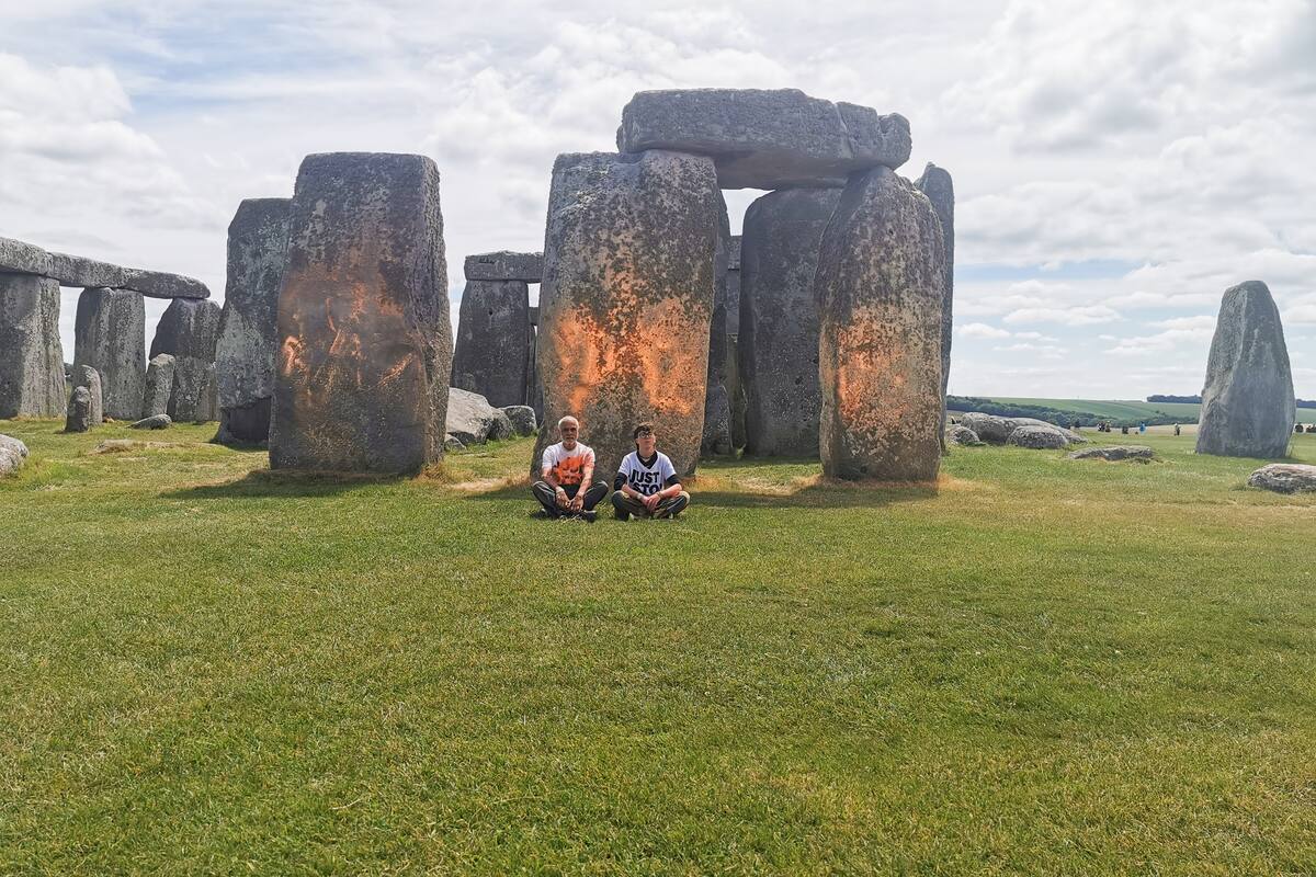 Video: detienen a activistas que vandalizaron el monumento de Stonehenge