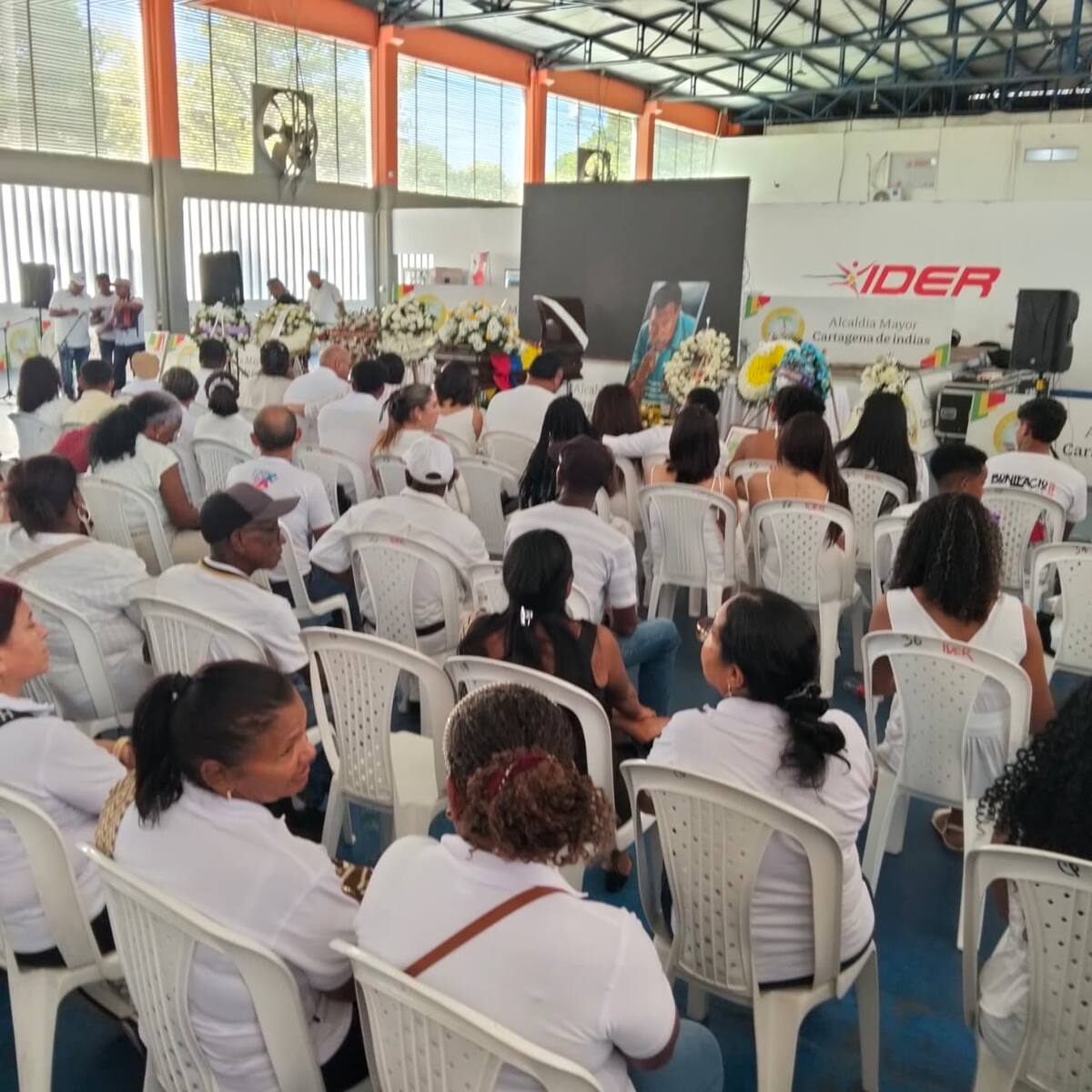 Varias personas están despidiendo a Bonifacio Ávila. // ZENIA VALDERAMAR