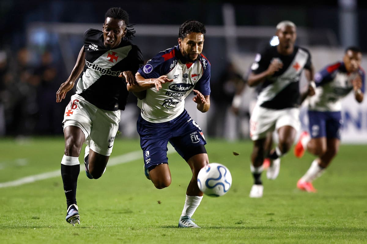 Carlos Cuesta (i), de Vasco, disputa el balón con Jeison Medina, de Medellín, en un partido de la Copa Sudamericana en el estadio São Januário en Rio de Janeiro. //Foto, EFE: André Coelho