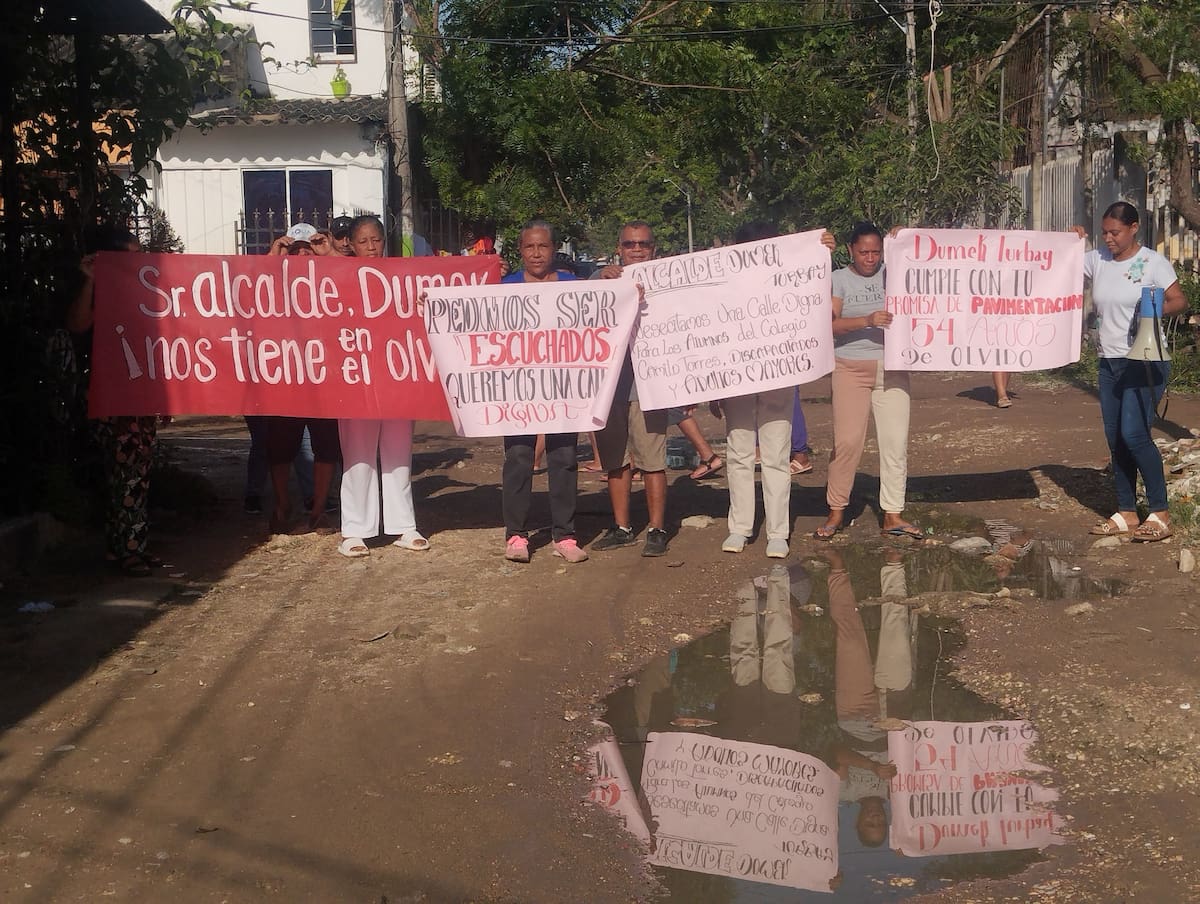 Vecinos de El Pozón exigen pavimentación de calles. // Foto: Óscar Díaz - El Universal